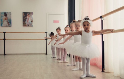 Ballettabonnements für Kinder und Erwachsene - Eine Stunde Ballettunterricht zweimal pro Woche